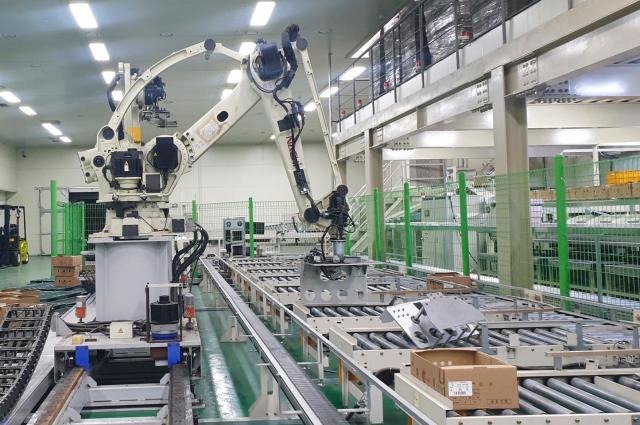 Robot confuses man for a box of vegetables, pushes him to death in factory