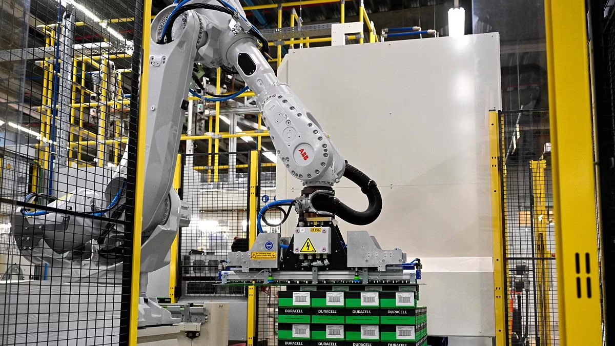 Robot confuses man for a box of vegetables, pushes him to death in factory