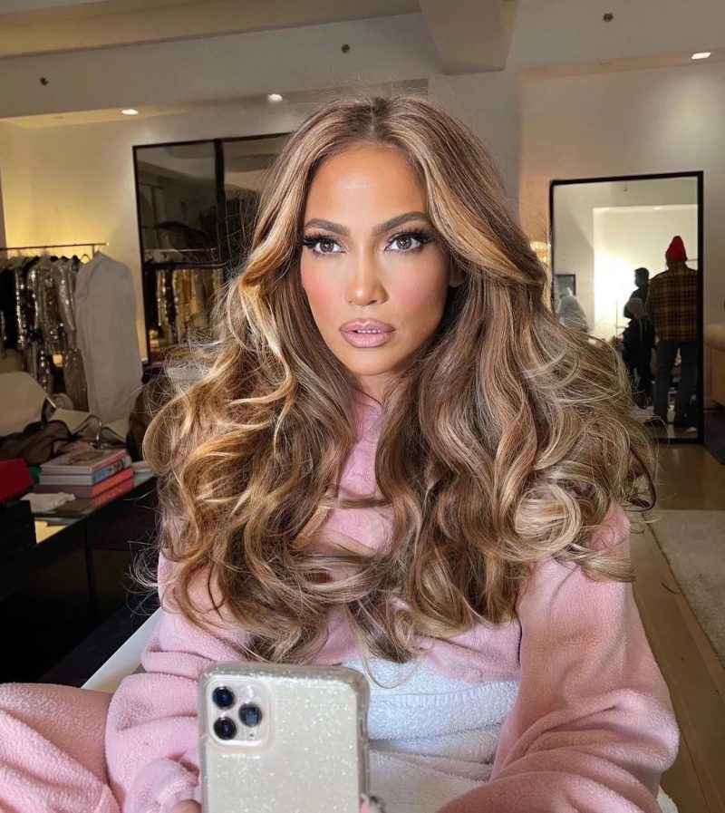 Jennifer Lopez's new chunky blonde highlights are keeping the summertime trend alive.