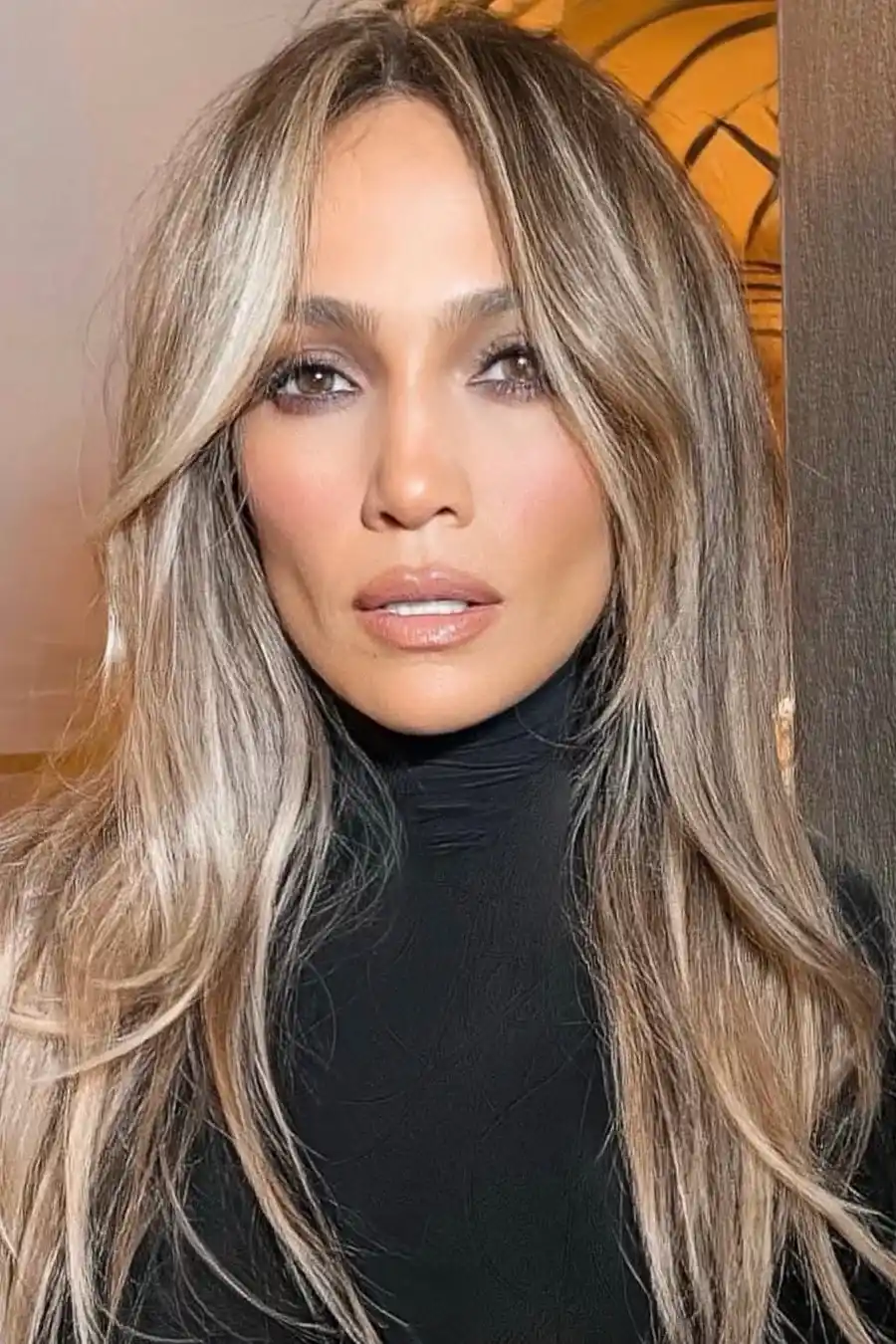 Jennifer Lopez's new chunky blonde highlights are keeping the summertime trend alive.