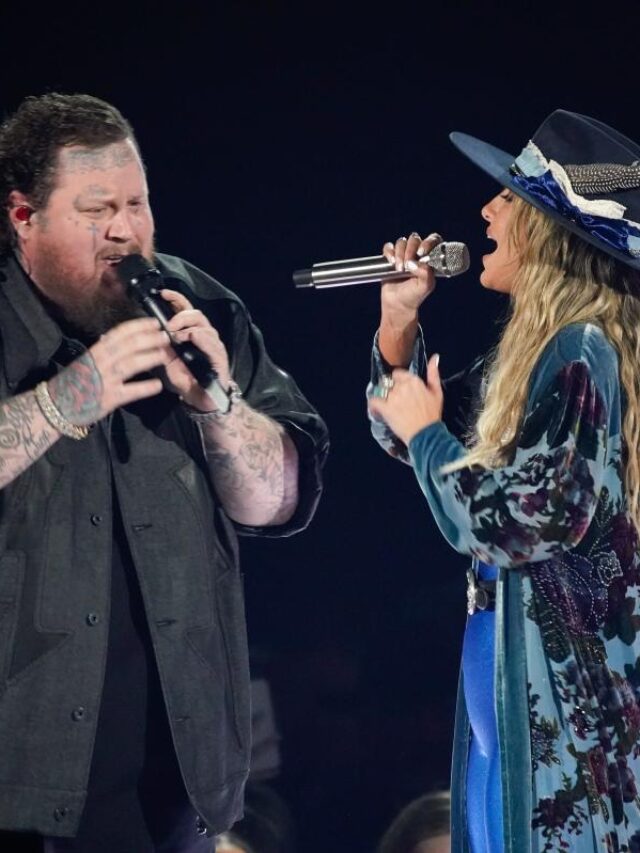  Jelly Roll and Lainey Wilson’s performance of “Save Me” at the iHeartRadio Music Awards, there are standing ovations.